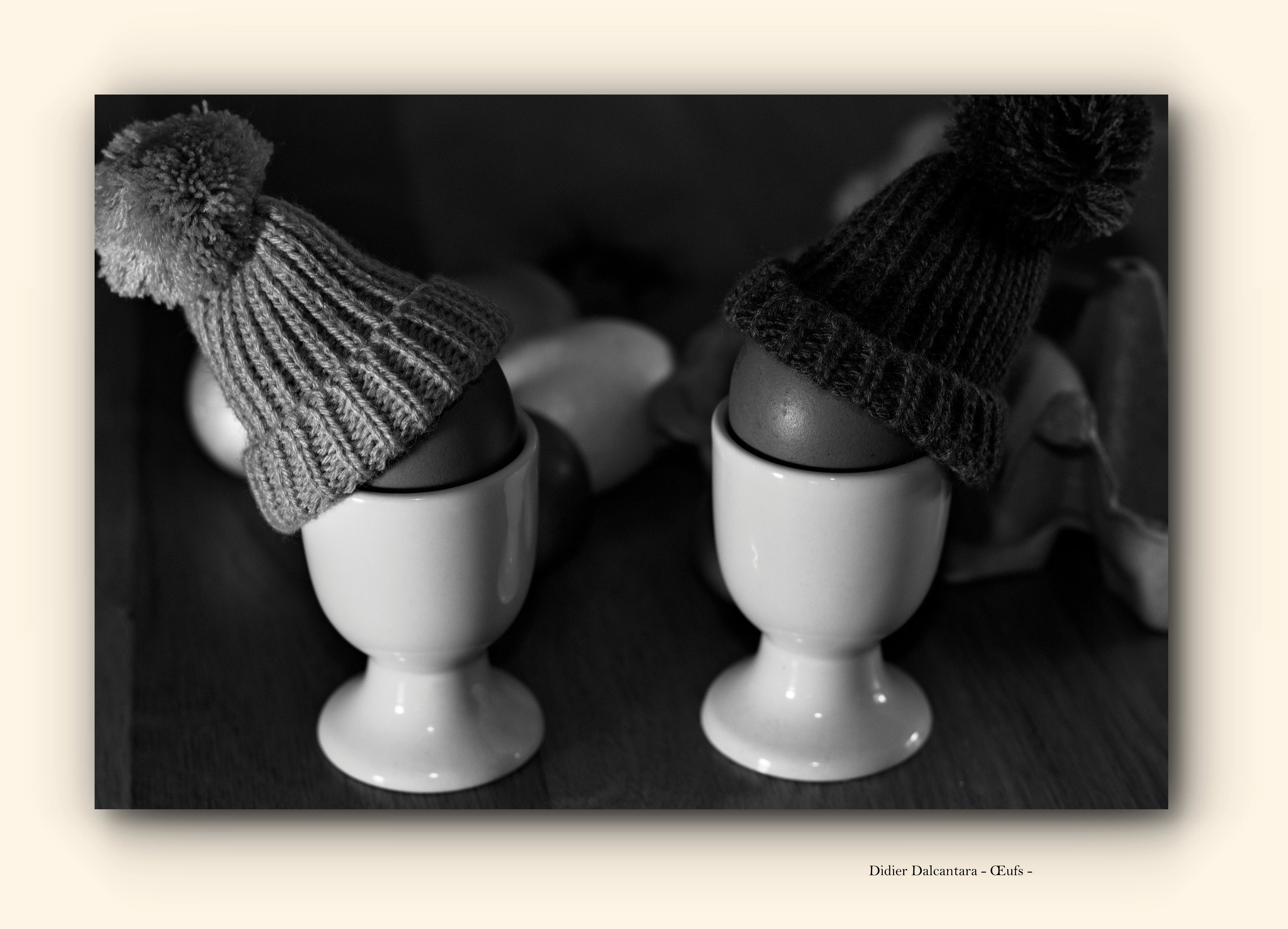 Deux oeufs à la coque portant des petits bonnets en laine